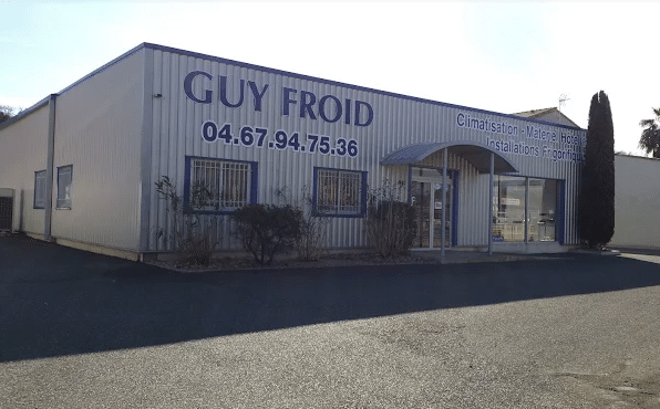 Guy Froid : Climatisation & Installations Frigorifiques Entrepôt de Guy Froid, spécialisé en Climatisation et Installations Frigorifiques. Numéro : 04.67.94.75.36. Façade métallique grise.